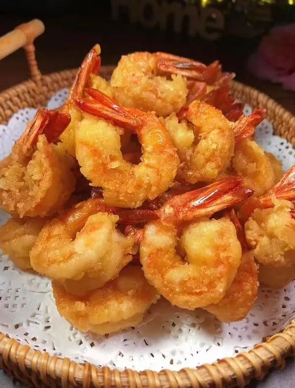 绝对不能错过！好吃到舔盘的椒盐大虾 用料 材料 用量 大虾 500克 鸡蛋 2个 玉米淀粉 3大勺（口径4cm） 葱 1根 姜 3/4片